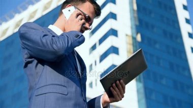 İş adamı telefonda konuşuyor.