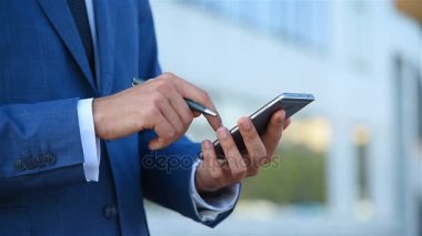 Cep telefonu kullanan iş adamı