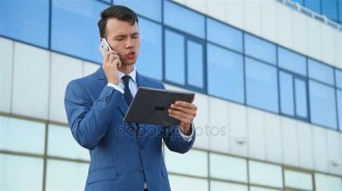 kızgın işadamı çalışanları bağırıyor