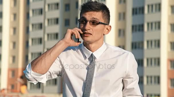 Businessman standing on construction site — Stock Video