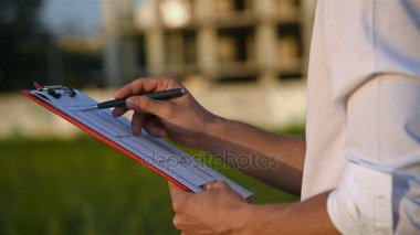 İşadamı çekleri inşaat projesi