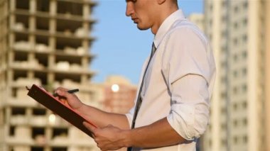 Kırmızı pano ile işadamı