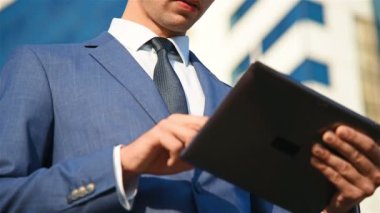 Dijital tablet kullanan işadamı