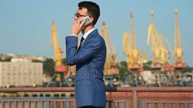 Tüccar adam akıllı telefonda konuşurken