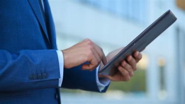 Dokunmatik ped kullanan iş adamı