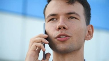 İş adamı cep telefonuyla konuşuyor.
