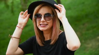 Siyah şapkalı kız