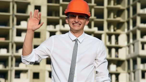 Happy Engineer Gesturing Polegares para cima — Vídeo de Stock