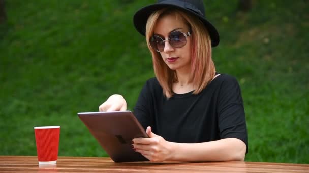 Hipster meisje met digitale Tablet PC — Stockvideo