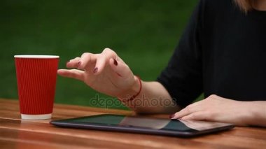 Tablet kullanarak eller