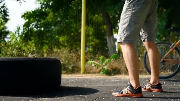 Mann mit Hammer auf Reifen geschlagen — Stockvideo