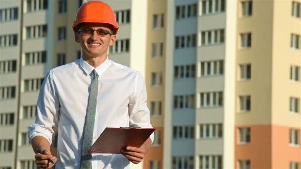 Glücklicher Bauherr in Hardhat — Stockvideo