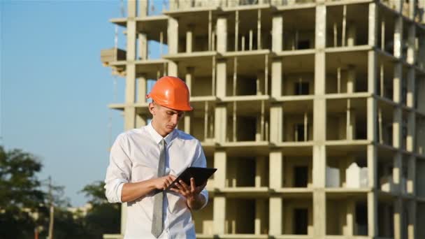 Trabalhador da construção com tablet — Vídeo de Stock