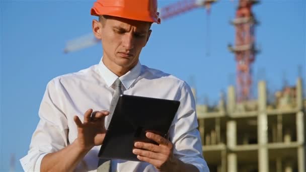 Constructor en Hardhat con la tableta — Vídeo de stock