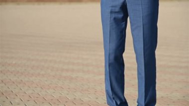 Pano iş raporu ile tutan işadamı