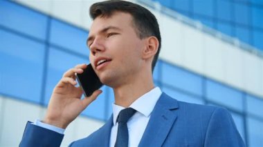 Takım elbise üstünde hareket eden telefon konuşmaya Avrupa iş adamı.