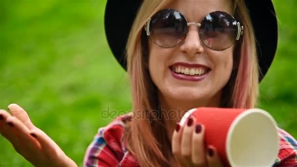 Chica con taza roja — Vídeos de Stock