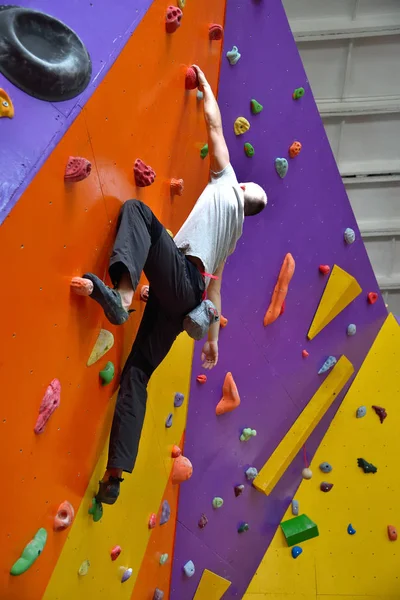 攀爬者无保险攀岩健身房人工攀爬墙的研究 — 图库照片