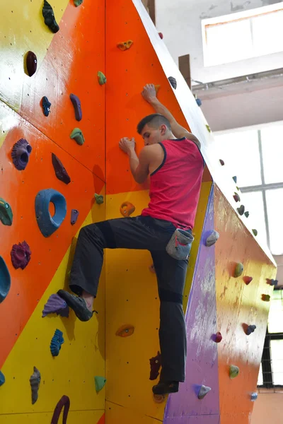 Jonge Klimmer Man Klimmen Omhoog Praktijk Muur Sportschool Sluiten — Stockfoto