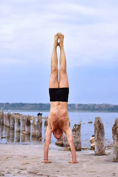 Hombre Haciendo Yoga Pie Las Manos Playa Prístina — Foto de Stock