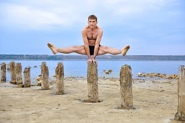Homme Musculaire Yogi Prend Position Sur Ses Mains Sur Des — Photo