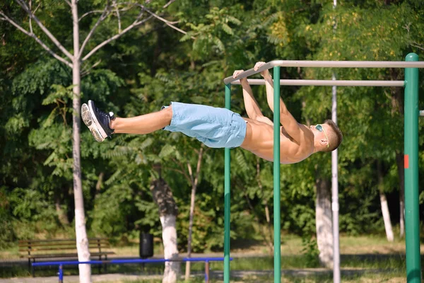 Muscular Hombre Hace Tirón Horizontal Barra Parque Ciudad —  Fotos de Stock