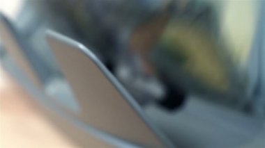 Banknot sayaç ve 100 ABD Doları banknot yığını. Yakın çekim