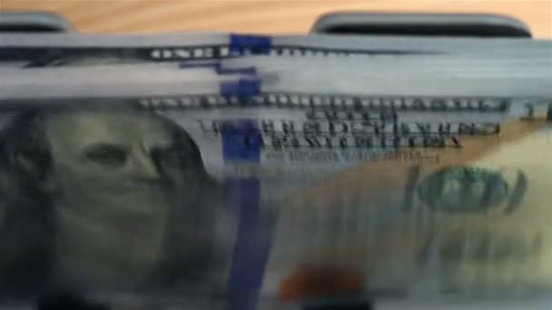 Geldzähler Zählt Papiergeld Hundert Dollar Zeitlupeneffekt — Stockvideo