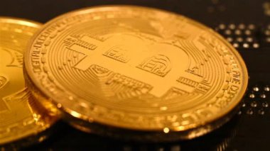 Bilgisayar devre kartı üzerinde altın Bitcoin paralar. Aşırı yakın