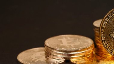 Gümüş ve altın Bitcoin Cryptocurrency. Sanal sikkeleri. İş kavramı