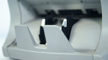 Bize dolar Lirası Döviz Alım Counter makine üstünde güveniyor. İş kavramı. Ağır çekim etkisi. Yakın çekim