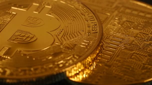 Munten Van Gouden Bitcoin Printplaat Van Computer Close — Stockvideo