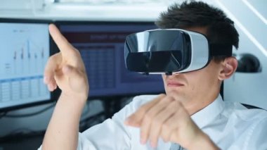 VR kulaklıklı bir iş adamı Sanal İş Raporu üzerinde çalışıyor. Etkileşimli İş Konsepti