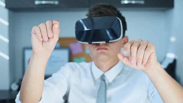 Empresario Que Usa Auriculares Realidad Virtual Concepto Trabajo Empresarial Interactivo — Vídeo de stock