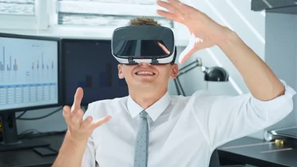 Stock Trader Bär Virtual Reality Glasögon Och Använda Virtuella Affärsgränssnitt — Stockvideo