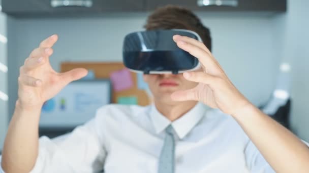 Uomo Affari Che Utilizza Cuffie Realtà Virtuale Concetto Lavoro Aziendale — Video Stock