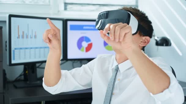 Uomo Trader Con Auricolare Guardando Sul Grafico Azionario Virtuale Business — Video Stock