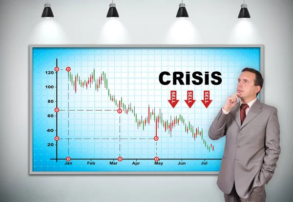 Pensive Trader Staat Dichtbij Monitor Met Crisisstatistieken Bedrijfsdepressie Crisisconcept — Stockfoto