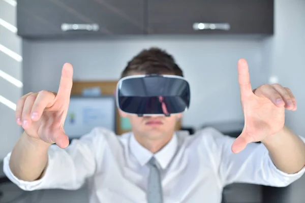拥有Vr耳机的商人坐在办公室 观看虚拟股票报告 虚拟现实与技术概念 — 图库照片