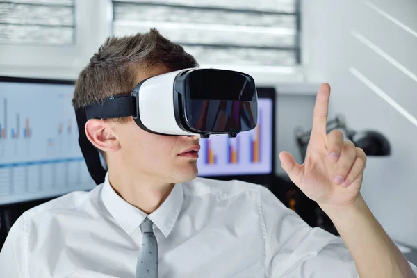 Businessman Virtual Reality Glasses Using Stock Chart Report Virtual Reality — Stock Photo, Image