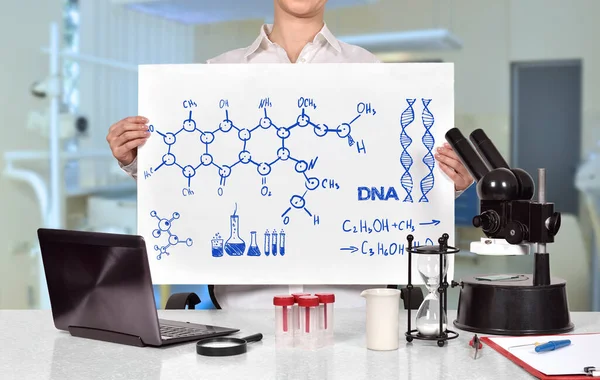Medisch Onderzoeker Vrouw Met Spandoek Met Tekening Chemische Regeling Wetenschap — Stockfoto