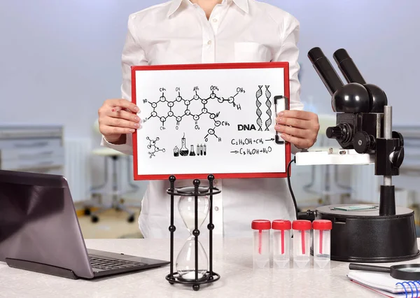 Medisch Onderzoeker Vrouw Met Klembord Met Tekening Chemisch Schema Wetenschap — Stockfoto