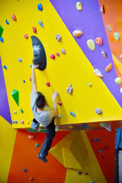 Man Climbing Practice Wall Indoor Extreme Healthy Lifestyle Concept — Stock Photo, Image