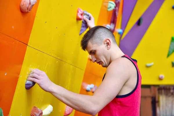 Tânăr Alpinism Sus Practica Perete Sala Sport Închide — Fotografie, imagine de stoc