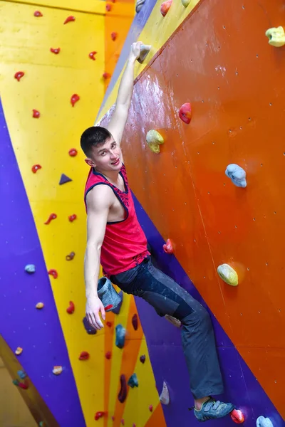 Free Climber Man Klettern Auf Farbe Practice Wall Drinnen — Stockfoto