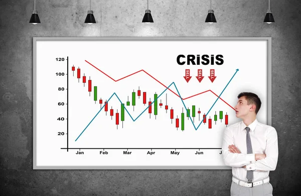 ビジネスマンは部屋に立ってビルボード上の図を描くと見ている ビジネスと金融危機の概念 — ストック写真