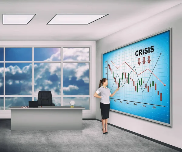 Frau Zeigt Auf Krisendiagramm Auf Bildschirm Plasma Panel Büroinnenraum Geschäfts — Stockfoto