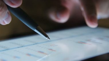 Piyasa Çizelgeleriyle Sayısal Tablet Ekranı Dokunan İşadamı Finansal Borsa Büyümesini Analiz Ediyor. Başarı ve Başlangıç Konsepti.