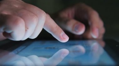 İşadamı, Dijital Tablet Bilgisayarı Yıllık Raporunu Analiz Ediyor. Finans ve Ticaret Konsepti. Kapat.
