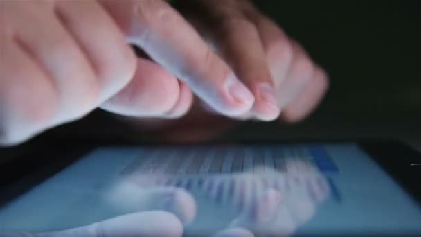 Imprenditore Mani Controllo Rapporto Finanziario Tablet Touch Screen Digitale Global — Video Stock